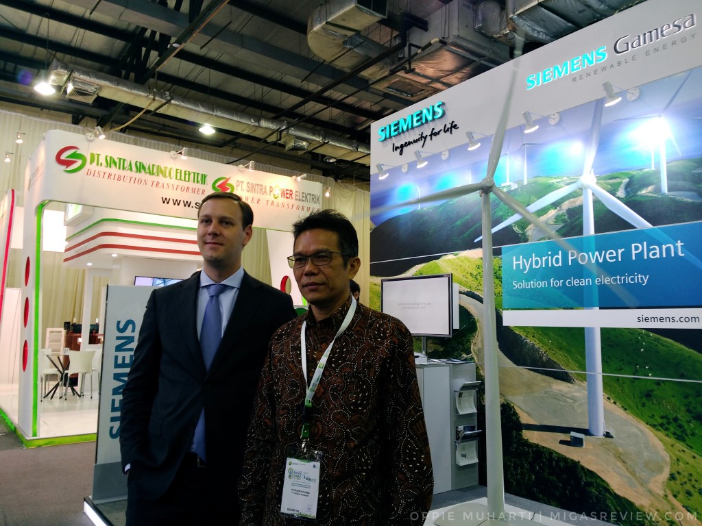 Mart Huismans (kiri), Sales Director Indonesia Siemens Gamesa Renewable Energy. Igtiander Purba (kanan), Proposal and Promotor Manager, Digital Grid Business Unit, Energy Management Division PT Siemens Indonesia. dok. Oppie Muharti | MigasReview.com